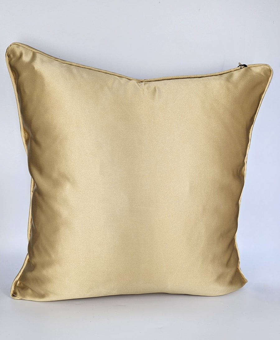 Gouden SHEEK London luxe sierkussen voor de bank in de woonkamer of op bed in de slaapkamer.  Gemaakt van hoogwaardige stof, voegt dit prachtige kussen stijl toe aan uw interieur. Achterkant is goud.